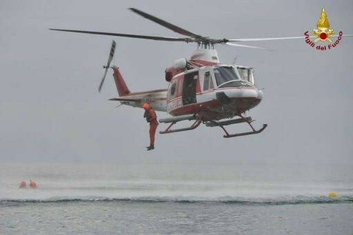 L'elicottero Drago dei Vigili del Fuoco nel soccorso sul relitto della Haven ai sommozzatori.