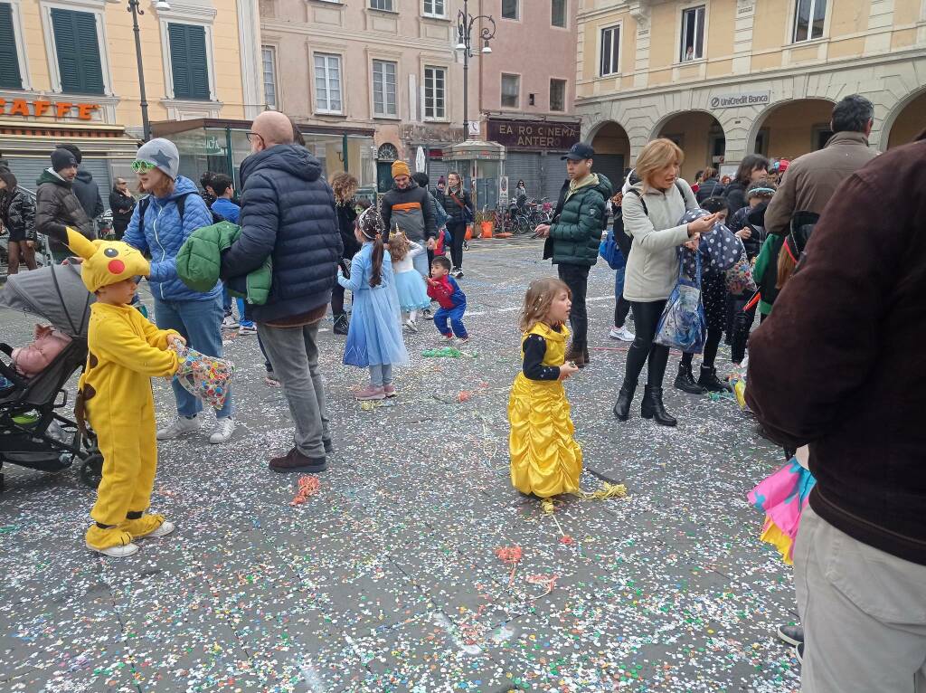 Carnevale a Chiavari: in piazza Matteotti concerto e pentolaccia - Prima il  Levante