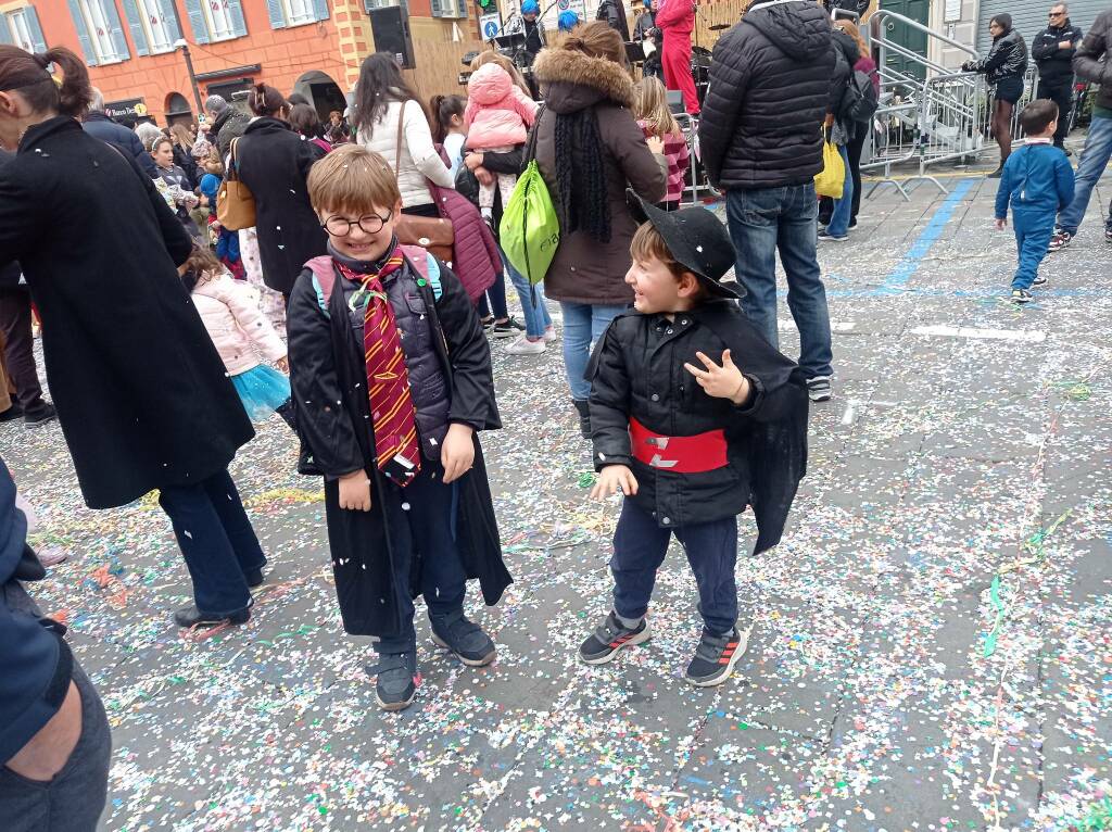 Chiavari: Carnevale, musica e gioco riempiono piazza Matteotti