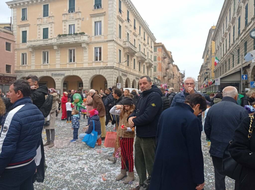 Carnevale 2023 a Chiavari: pentolaccia, trampolieri e musica in piazza -  Mentelocale Web Magazine