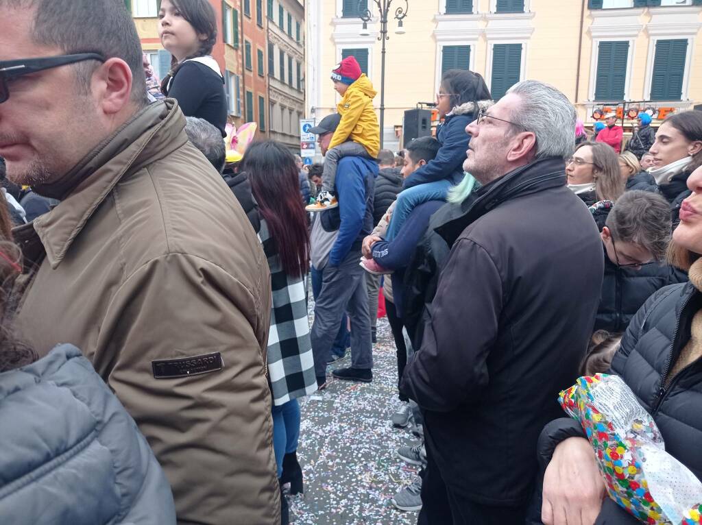 Carnevale 2023 a Chiavari: pentolaccia, trampolieri e musica in piazza -  Mentelocale Web Magazine