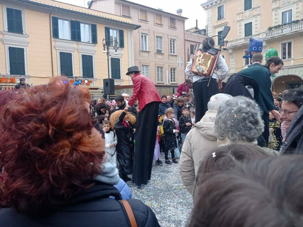 Carnevale 2023 a Chiavari: pentolaccia, trampolieri e musica in piazza -  Mentelocale Web Magazine