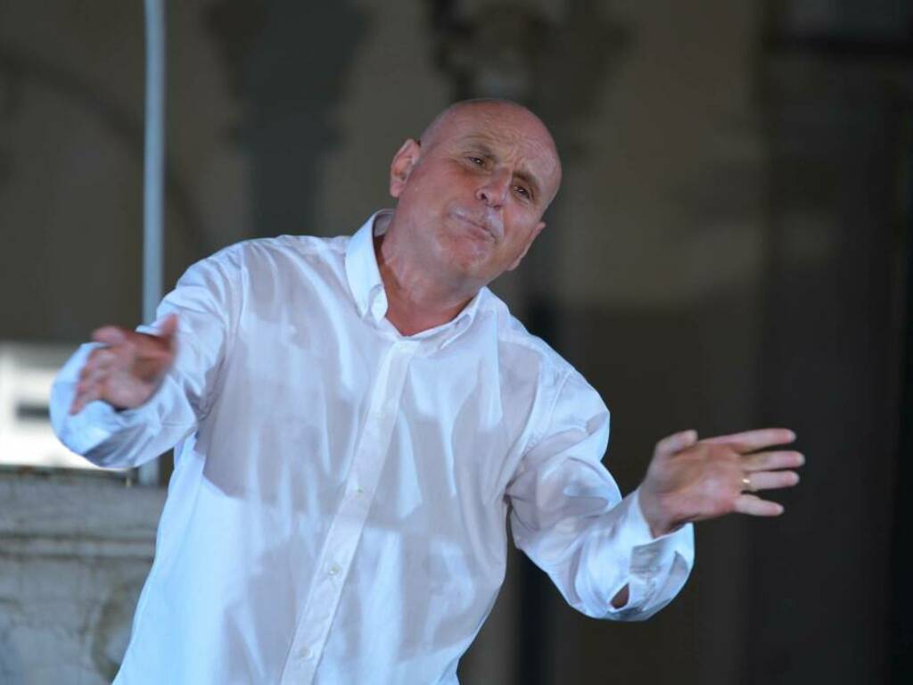 Rino Giannini, attore e regista, Teatro Stabile di Genova, Liceo Marconi Delpino, cabaret, teatro classico, scuola di teatro, emittente RTL, Zelig, "Scherzi a parte"