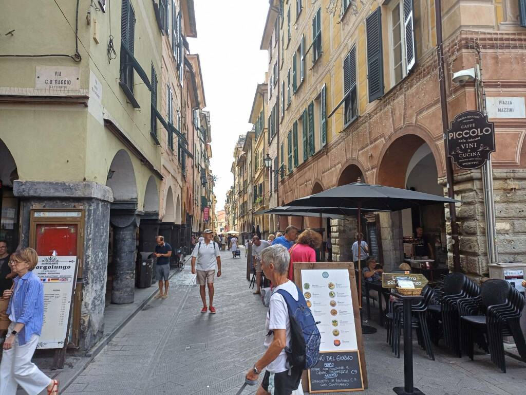 saldi estivi, Caruggio Chiavari, residenti e turisti